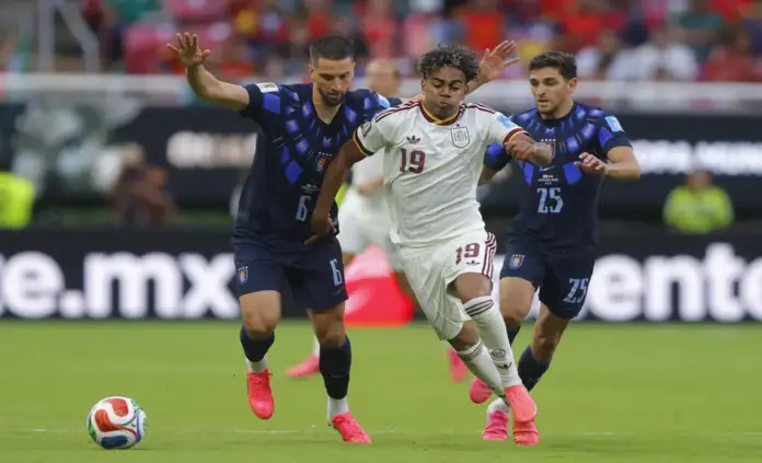 FOTOGRAFÍA. GUADALAJARA (MÉXICO), 26 DE JUNIO DE 2026. España evita a Argentina ante una Uruguay con problemas internos 0-1. Rodrigo Bentancur (i) y Juan Manuel Sanabria (d) de Uruguay disputa el balón con Lamine Yamal de España este viernes, en un partido del grupo H del Mundial de la FIFA 2026 entre Uruguay y España en el estadio Akron en Guadalajara (México). Efe