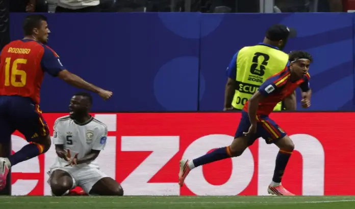 España se reencuentra con sí misma ante Arabia Saudí 4-0 (2) FOTOGRAFÍA. ATLANTA (ESTADO DE GEORGIA) ESTADOS UNIDOS DE AMÉRICA, EEUU, 21 DE JUNIO DE 2026. España se reencuentra con sí misma ante Arabia Saudí 4-0. El delantero de España Lamine Yamal (d) marca el primer gol de su equipo durante el partido del Mundial 2026 entre España y Arabia Saudí, este domingo en Atlanta. Efe