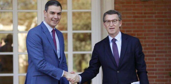 FOTOGRAFÍA. MADRID (ESPAÑA), 07 DE ABRIL DE 2022. Sánchez y Feijóo frente a la lucha contra la corrupción. El presidente del Gobierno de España y secretario general del Partido Socialista (PSOE), Pedro Sánchez Pérez-Castejón (i); recibe al nuevo líder del Partido Popular (PP), Alberto Núñez Feijóo (d); este jueves en el Palacio de la Moncloa en Madrid. Efe