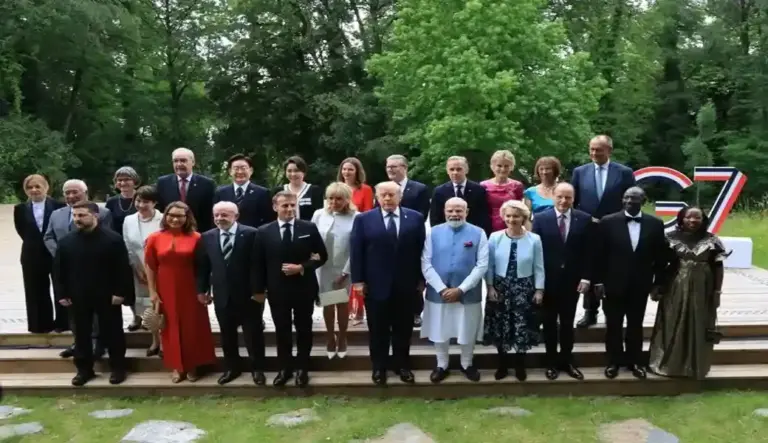 FOTOGRAFÍA. EVIAN-LES-BAINS (FRANCIA), 16 DE JUNIO DE 2026. El G7 acuerda sanciones al petróleo y gas rusos y defensa de Ucrania. Fotografía grupal de líderes y presidentes en la cumbre del G7 celebrada en Évian-les-Bains, en el centro-este de Francia. Efe