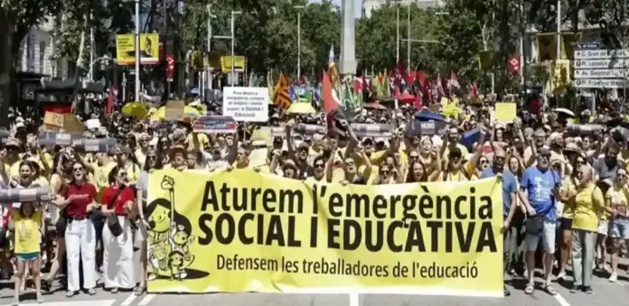 Familias de alumnos toman Barcelona ante emergencia social y educativa (1) FOTOGRAFÍA. BARCELONA (CATALUÑA) ESPAÑA, 14 DE JULIO DE 2026. Familias de alumnos toman Barcelona ante emergencia social y educativa. Ustec, Intersindical, CGT, COS y CNT, los sindicatos que se han desmarcado de los pactos de mejora de las condiciones laborales del profesorado, organizaron este mediodía una manifestación en el centro de Barcelona con el lema "Paremos la emergencia social y educativa", a una semana de un fin de curso marcado por las huelgas. Efe