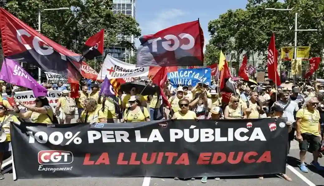 FOTOGRAFÍA. BARCELONA (CATALUÑA) ESPAÑA, 14 DE JULIO DE 2026. Familias de alumnos toman Barcelona ante emergencia social y educativa. Ustec, Intersindical, CGT, COS y CNT, los sindicatos que se han desmarcado de los pactos de mejora de las condiciones laborales del profesorado, organizaron este mediodía una manifestación en el centro de Barcelona con el lema «Paremos la emergencia social y educativa», a una semana de un fin de curso marcado por las huelgas. Efe