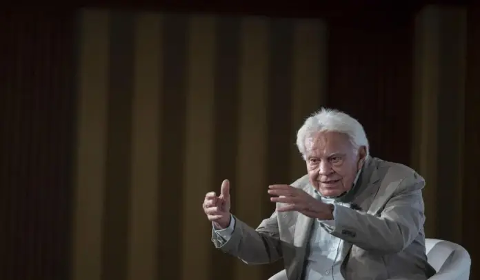 Felipe González Márquez a Pedro Sánchez Pérez-Castejón Hay que asumir la responsabilidad política FOTOGRAFÍA. TOLEDO (CASTILLA LA-MANCHA) ESPAÑA, 23 DE JUNIO DE 2026. González a Sánchez: Hay que asumir la responsabilidad política. El presidente de Castilla-La Mancha, Emiliano García-Page (fuera de cuadro), y el expresidente del Gobierno Felipe González protagonizan un encuentro con motivo del 50 aniversario de la Federación Empresarial Toledana (Fedeto) este martes, en Toledo. Efe