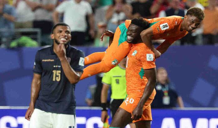 1-0. Costa de Marfil rompe el invicto de Ecuador de la manera más cruel FOTOGRAFÍA. FILADELFIA (ESTADO DE PENSILVANIA) ESTADOS UNIDOS DE AMÉRICA, EEUU, 14 DE JUNIO DE 2026. Gol cruel de Costa de Marfil ante Ecuador 1-0. Ibrahim Sangare (d) y Amad Diallo (arriba), de Costa de Marfil, celebran el triunfo ante Ecuador en el estadio Lincoln Financial Field en Filadelfia (Estados Unidos). Efe