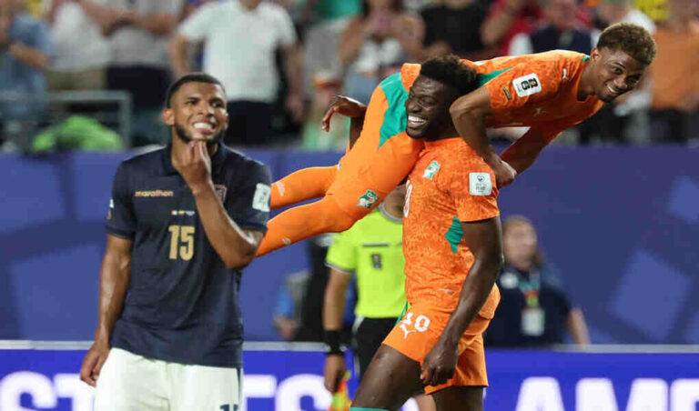 FOTOGRAFÍA. FILADELFIA (ESTADO DE PENSILVANIA) ESTADOS UNIDOS DE AMÉRICA, EEUU, 14 DE JUNIO DE 2026. Gol cruel de Costa de Marfil ante Ecuador 1-0. Ibrahim Sangare (d) y Amad Diallo (arriba), de Costa de Marfil, celebran el triunfo ante Ecuador en el estadio Lincoln Financial Field en Filadelfia (Estados Unidos). Efe