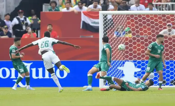 FOTOGRAFÍA. TORONTO (CANADÁ), 26 DE JUNIO DE 2026. Goleada histórica de Senegal ante Irak 5-0. Pape Gueye (2-i) de Senegal anota un gol en un partido del grupo I del Mundial de la FIFA 2026. Efe