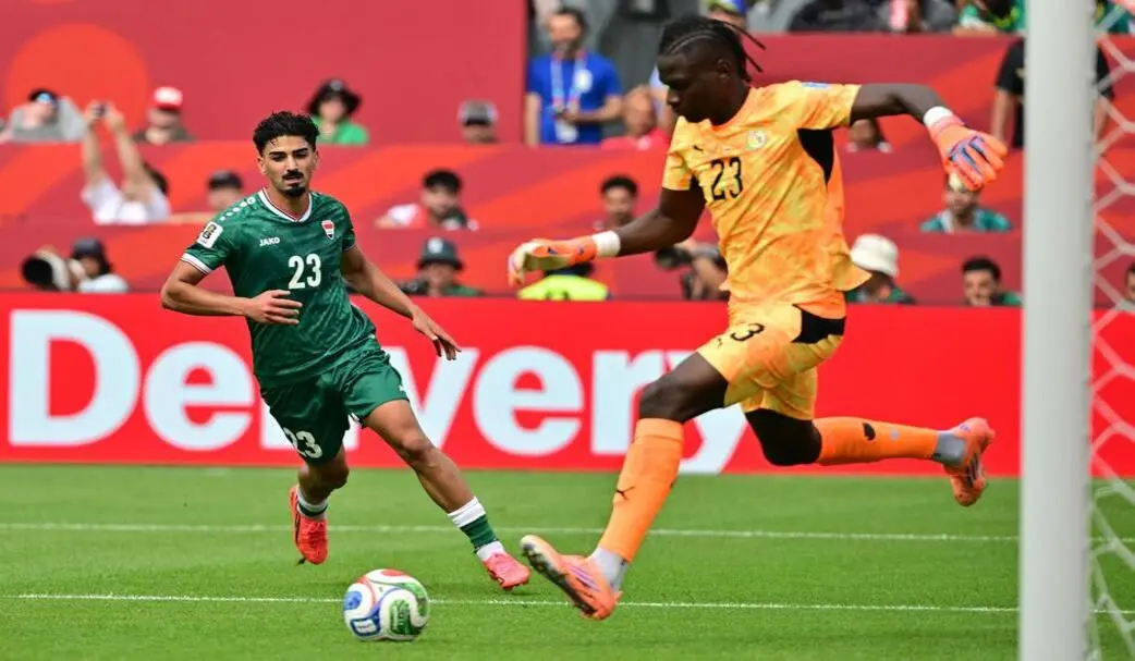 FOTOGRAFÍA. TORONTO (CANADÁ), 26 DE JUNIO DE 2026. Goleada histórica de Senegal ante Irak 5-0. El portero de Senegal, Mory Diaw (D), y Merchas Doski de Irak en acción durante el partido de la fase de grupos de la Copa Mundial de la FIFA 2026. Efe