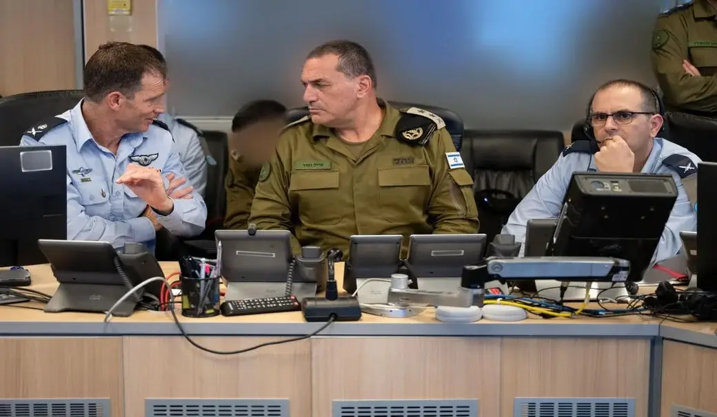 FOTOGRAFÍA. JERUSALÉN (ISRAEL), 08 DE JUNIO DE 2026.Israel en máxima preparación para ataque y defensa. El jefe del Estado Mayor, el general Eyal Zamir, y los altos mandos del Ejército de Defensa han realizado, durante las últimas horas, evaluaciones continuas de la situación, y supervisan los ataques que ejecuta el Ejército de Defensa en Irán desde el cuartel general del Comando de la Fuerza Aérea. (Lasvocesdelpueblo (Ñ Pueblo)