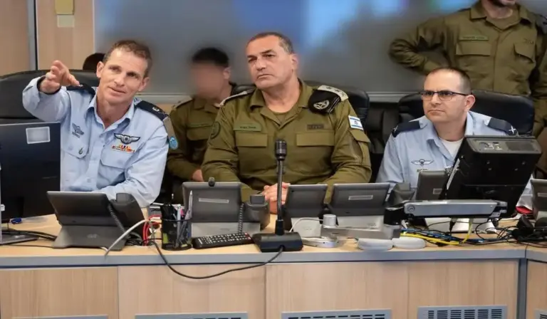 FOTOGRAFÍA. JERUSALÉN (ISRAEL), 08 DE JUNIO DE 2026.Israel en máxima preparación para ataque y defensa. El jefe del Estado Mayor, el general Eyal Zamir, y los altos mandos del Ejército de Defensa han realizado, durante las últimas horas, evaluaciones continuas de la situación, y supervisan los ataques que ejecuta el Ejército de Defensa en Irán desde el cuartel general del Comando de la Fuerza Aérea. (Lasvocesdelpueblo (Ñ Pueblo)