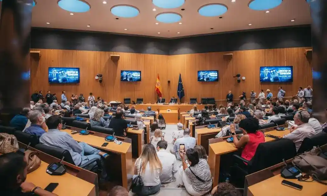 FOTOGRAFÍA. MADRID (ESPAÑA), 01 DE JUNIO DE 2026. Abascal: Nos gobierna una mafia con cloacas para amedrentar a guardias civiles, policías, fiscales y jueces. El presidente de VOX, Santiago Abascal Conde, ha clausurado este lunes "Las II Jornadas de Libertad de Expresión", organizadas por VOX en el Congreso de los Diputados, donde se han congregado más de doscientas personas. Lasvocesdelpueblo (Ñ Pueblo)