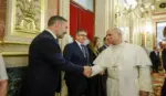 FOTOGRAFÍA. MADRID (ESPAÑA), 08 DE JUNIO DE 2026. En la tercera jornada de su visita apostólica a España, el Papa León XIV (Robert Francis Prevost) ha sido recibido por la presidente del Congreso de los Diputados y miembro del Partido Socialista (PSOE), Francesca Lluc Armengol Socías (Francina Armengol); el presidente del Senado y miembro del Partido Popular (PP), Pedro Manuel Rollán Ojeda (Pedro Rollán); el presidente del Gobierno de España y secretario general del PSOE, Pedro Sánchez Pérez-Castejón; el líder opositor español, presidente de VOX y Patriots of Europe, Santiago Abascal Conde (i); el presidente del Partido Popular (PP), Alberto Núñez Feijóo; el portavoz del Grupo Parlamentario de Esquerra Republicana de Catalunya (ERC), Juan Gabriel Rufián Romero (Gabriel Rufián); la portavoz del Grupo Parlamentario de Junts per Catalunya, Míriam Nogueras Camero; la portavoz del Grupo Parlamentario de Euskal Herria Bildu (EH Bildu), Mertxe Aizpurua Arzallus; y otras autoridades del Estado. Estuvieron presentes los expresidentes de Gobierno de España, Felipe González Márquez (PSOE), José María Aznar López (PP); y Mariano Rajoy Brey (PP). Lasvocesdelpueblo (Ñ Pueblo)