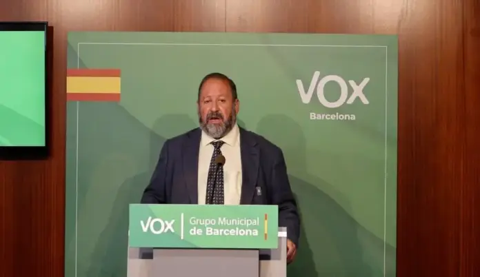 Liberto Sendero Oliva FOTOGRAFÍA. BARCELONA (CATALUÑA) ESPAÑA, 23 DE JUNIO DE 2026. VOX lleva al Pleno de Barcelona la corrupción de Sánchez, fraude del padrón y caos de seguridad. El concejal del Grupo Municipal de VOX en el Ayuntamiento de Barcelona, Liberto Senderos Oliva, registrado durante una rueda de prensa en el Palacio del Ayuntamiento de Barcelona, Comunidad Autónoma de Cataluña, España. Lasvocesdelpueblo (Ñ Pueblo)
