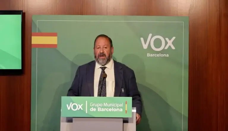 FOTOGRAFÍA. BARCELONA (CATALUÑA) ESPAÑA, 23 DE JUNIO DE 2026. VOX lleva al Pleno de Barcelona la corrupción de Sánchez, fraude del padrón y caos de seguridad. El concejal del Grupo Municipal de VOX en el Ayuntamiento de Barcelona, Liberto Senderos Oliva, registrado durante una rueda de prensa en el Palacio del Ayuntamiento de Barcelona, Comunidad Autónoma de Cataluña, España. Lasvocesdelpueblo (Ñ Pueblo)