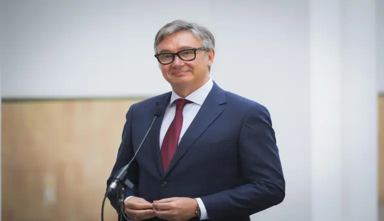 FOTOGRAFÍA. SEVILLA (ANDALUCÍA) ESPAÑA, 23 DE JUNIO DE 2026. Gavira: El PP ahora tiene prisa pero tardó 12 días en llamar a VOX. El portavoz del Grupo Parlamentario de VOX en el Parlamento de Andalucía, Manuel Gavira Florentino, participó hoy en la ronda de contactos con el Presidente del Parlamento por el PP, Jesús Ramón Aguirre Muñoz (Jesús Aguirre). Lasvocesdelpueblo (Ñ Pueblo)