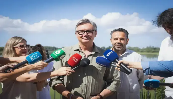FOTOGRAFÍA. ALMONTE (HUELVA) ANDALUCÍA (ESPAÑA), 26 DE JUNIO DE 2026. Manuel Gavira: La voluntad de trabajo de VOX y PP para un Acuerdo de Gobierno es positiva. El portavoz del Grupo Parlamentario de VOX en el Parlamento de Andalucía, Manuel Gavira Florentino asistió hoy a la tradicional Saca de las Yeguas en El Rocío (Almonte) Huelva, Comunidad Autónoma de Andalucía, España. Lasvocesdelpueblo Ñ Pueblo)