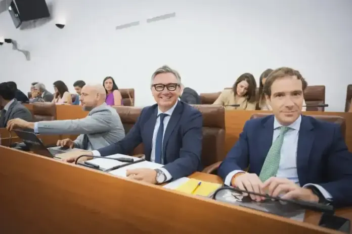 FOTOGRAFÍA. SEVILLA (ANDALUCÍA) ESPAÑA, martes 30 de junio de 2026. El portavoz del Grupo Parlamentario de VOX en el Parlamento de Andalucía, Manuel Gavira Florentino (Manolo Gavira), junto a los nuevos diputados de VOX, participa en la jornada de la investidura del candidato del Partido Popular (PP), Juan Manuel Moreno Bonilla. VOX votará en contra, no hay aún acuerdo entre VOX y PP. Lasvocesdelpueblo (Ñ Pueblo)