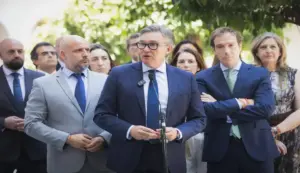 FOTOGRAFÍA. SEVILLA (ANDALUCÍA) ESPAÑA, martes 30 de junio de 2026. El portavoz del Grupo Parlamentario de VOX en el Parlamento de Andalucía, Manuel Gavira Florentino (Manolo Gavira) (c), junto a los nuevos diputados de VOX, participa en la jornada de la investidura del candidato del Partido Popular (PP), Juan Manuel Moreno Bonilla. VOX votará en contra, no hay aún acuerdo entre VOX y PP. Lasvocesdelpueblo (Ñ Pueblo)