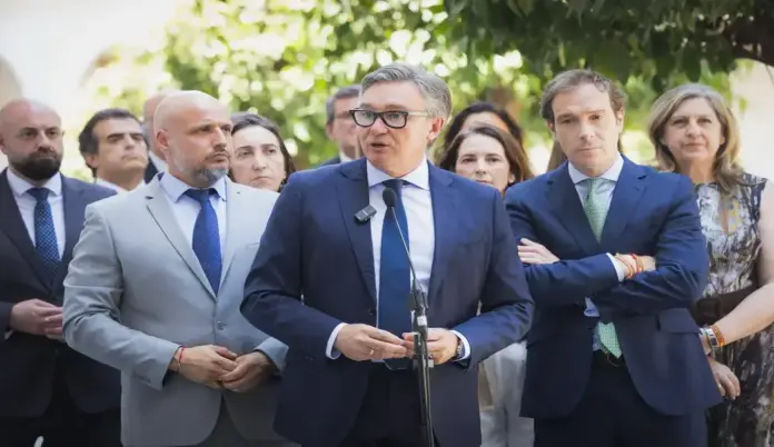 FOTOGRAFÍA. SEVILLA (ANDALUCÍA) ESPAÑA, martes 30 de junio de 2026. El portavoz del Grupo Parlamentario de VOX en el Parlamento de Andalucía, Manuel Gavira Florentino (Manolo Gavira) (c), junto a los nuevos diputados de VOX, participa en la jornada de la investidura del candidato del Partido Popular (PP), Juan Manuel Moreno Bonilla. VOX votará en contra, no hay aún acuerdo entre VOX y PP. Lasvocesdelpueblo (Ñ Pueblo)