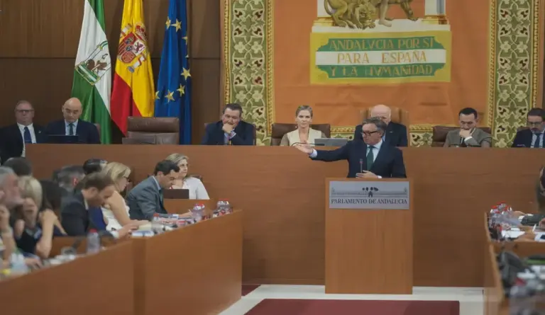 FOTOGRAFÍA. SEVILLA (ANDALUCÍA) ESPAÑA, martes 30 de junio de 2026. Gavira: La Sanidad no se defiende con pancartas sino priorizando y gestionando correctamente. El portavoz del Grupo Parlamentario de VOX en el Parlamento de Andalucía, Manuel Gavira Florentino (Manolo Gavira), durante su intervención en el debate de investidura del candidato del Partido Popular (PP), Juan Manuel Moreno Bonilla. VOX votará en contra, no hay aún acuerdo entre VOX y PP. Lasvocesdelpueblo (Ñ Pueblo)