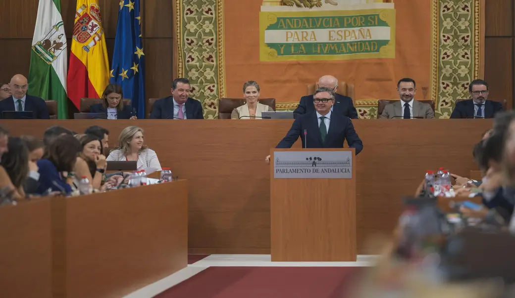 FOTOGRAFÍA. SEVILLA (ANDALUCÍA) ESPAÑA, martes 30 de junio de 2026. Gavira: La Sanidad no se defiende con pancartas sino priorizando y gestionando correctamente. El portavoz del Grupo Parlamentario de VOX en el Parlamento de Andalucía, Manuel Gavira Florentino (Manolo Gavira), durante su intervención en el debate de investidura del candidato del Partido Popular (PP), Juan Manuel Moreno Bonilla. VOX votará en contra, no hay aún acuerdo entre VOX y PP. Lasvocesdelpueblo (Ñ Pueblo)
