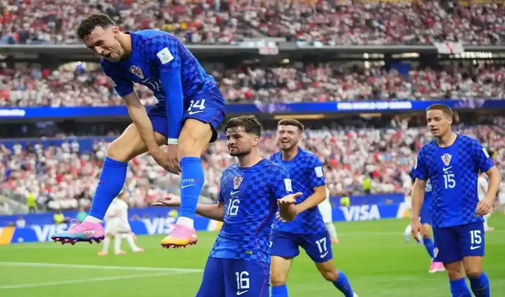 FOTOGRAFÍA. ARLINGTON (ESTADOS UNIDOS DE AMÉRICA, EEUU), 17 DE JUNIO DE 2026. Inglaterra acaba con la resistencia de Croacia 4-2. Martin Baturina de Croacia (C) celebra después de marcar el gol del empate (1-1) mientras su compañero Ivan Perisic (L) salta sobre él. Efe