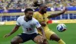 FOTOGRAFÍA. FOXBOROUGH (ESTADO DE MASSACHUSETTS) ESTADOS UNIDOS DE AMÉRICA, EEUU, 23 DE JUNIO DE 2026. Inglaterra se estrella contra un muro llamado Ghana 0-0. Reece James, de Inglaterra (izquierda), en acción contra Antoine Semenyo, de Ghana (derecha), durante el partido de la fase de grupos de la Copa Mundial de la FIFA. Efe