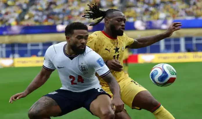 Inglaterra se estrella contra un muro llamado Ghana 0-0 (1) FOTOGRAFÍA. FOXBOROUGH (ESTADO DE MASSACHUSETTS) ESTADOS UNIDOS DE AMÉRICA, EEUU, 23 DE JUNIO DE 2026. Inglaterra se estrella contra un muro llamado Ghana 0-0. Reece James, de Inglaterra (izquierda), en acción contra Antoine Semenyo, de Ghana (derecha), durante el partido de la fase de grupos de la Copa Mundial de la FIFA. Efe