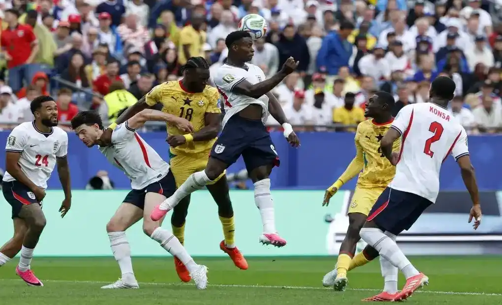 FOTOGRAFÍA. FOXBOROUGH (ESTADO DE MASSACHUSETTS) ESTADOS UNIDOS DE AMÉRICA, EEUU, 23 DE JUNIO DE 2026. Inglaterra se estrella contra un muro llamado Ghana 0-0. Marc Guéhi de Inglaterra (C) en acción contra Jerome Opoku de Ghana (C-i) durante el partido de la fase de grupos de la Copa Mundial de la FIFA. Efe