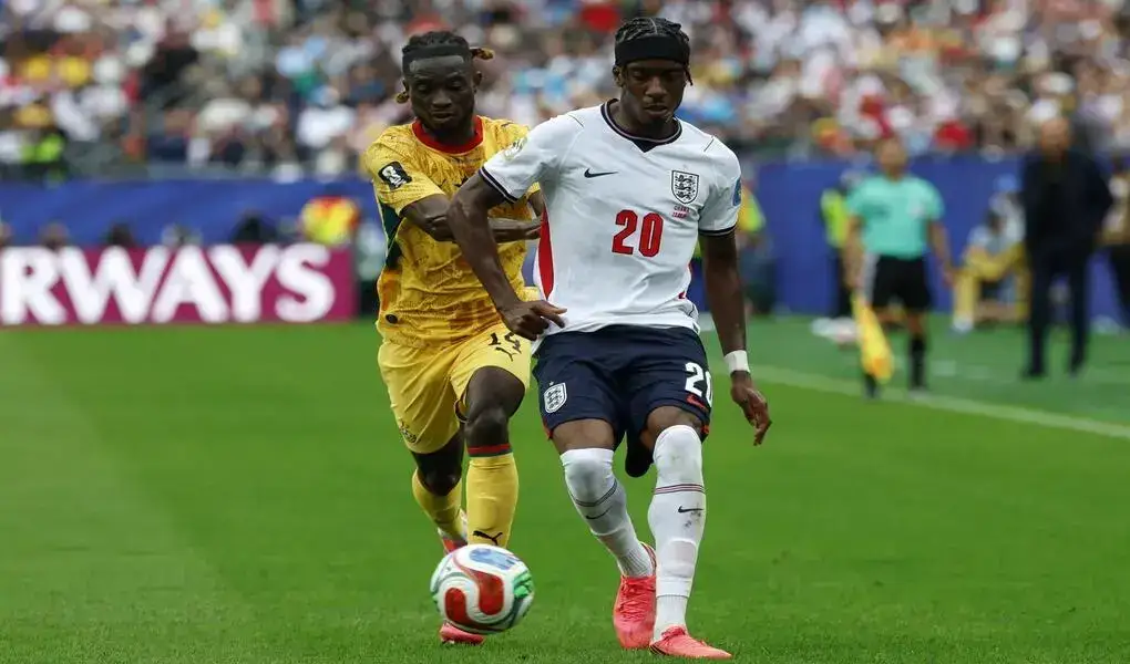 FOTOGRAFÍA. FOXBOROUGH (ESTADO DE MASSACHUSETTS) ESTADOS UNIDOS DE AMÉRICA, EEUU, 23 DE JUNIO DE 2026. Inglaterra se estrella contra un muro llamado Ghana 0-0. Gideon Mensah de Ghana (izquierda) en acción contra Noni Madueke de Inglaterra (derecha) durante el partido de la fase de grupos de la Copa Mundial de la FIFA. Efe