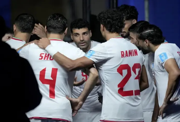 FOTOGRAFÍA. SEATTLE (ESTADO DE WASHINGTON) ESTADOS UNIDOS DE AMÉRICA, EEUU, 26 DE JUNIO DE 2026. Irán: Solo con justicia y honor se puede pasar alto ante la historia. El capitán de Irán Mehdi Taremihabla con sus compañeros durante el partido ante Egipto en Seattle, USA. Efe