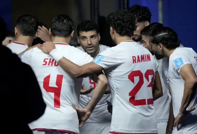 FOTOGRAFÍA. SEATTLE (ESTADO DE WASHINGTON) ESTADOS UNIDOS DE AMÉRICA, EEUU, 26 DE JUNIO DE 2026. Irán: Solo con justicia y honor se puede pasar alto ante la historia. El capitán de Irán Mehdi Taremihabla con sus compañeros durante el partido ante Egipto en Seattle, USA. Efe