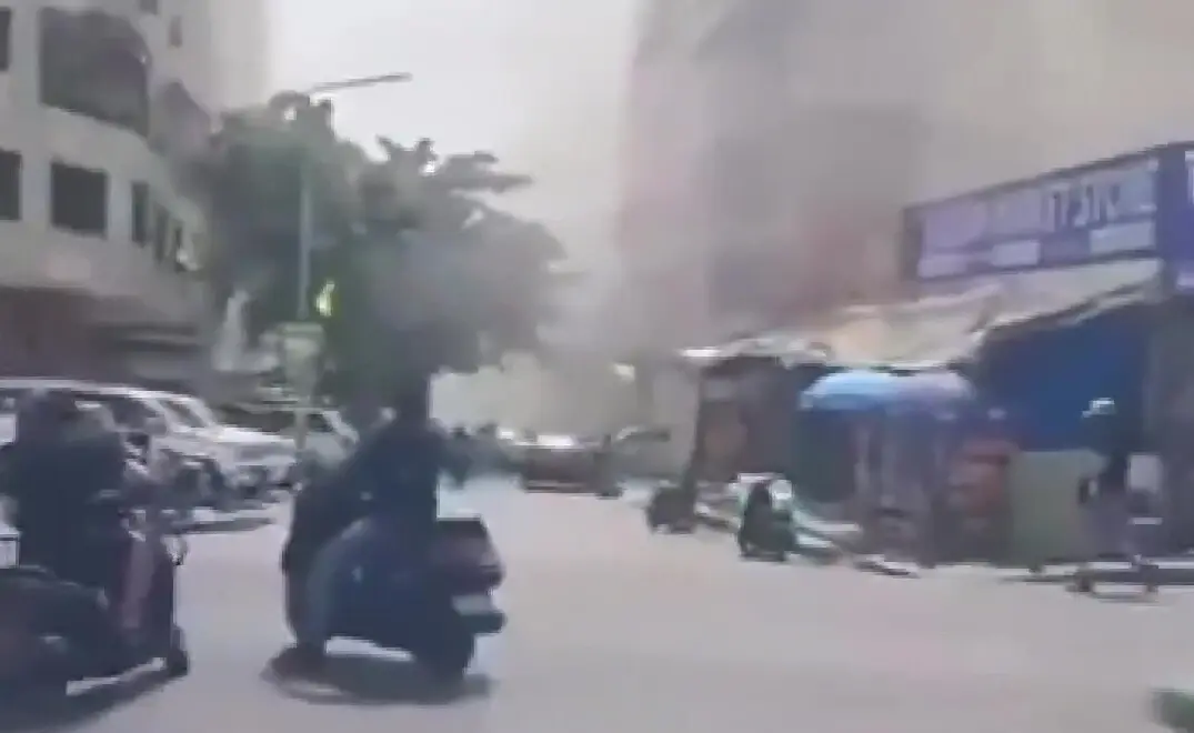 FOTOGRAFÍA. BARRIO DE DAHIEH (BEIRUT) LÍBANO, 07 DE JUNIO DE 2026. Israel ataca objetivos terroristas en Beirut tras sufrir ataque en el norte. Detalle de un lugar del impacto de un misil de precisión de las Fuerzas de Defensa de Israel (FDI) en el barrio de Dahieh, bastión del del grupo islamofascista Hezbolá, en Beirut, Líbano, este domingo, 7 de junio de 2026. Captura vídeo. Lasvocesdelpueblo (Ñ Pueblo)