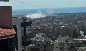 FOTOGRAFÍA. BARRIO DE DAHIEH (BEIRUT) LÍBANO, 07 DE JUNIO DE 2026. Israel ataca objetivos terroristas en Beirut tras sufrir ataque en el norte. Detalle de un lugar del impacto de un misil de precisión de las Fuerzas de Defensa de Israel (FDI) en el barrio de Dahieh, bastión del del grupo islamofascista Hezbolá, en Beirut, Líbano, este domingo, 7 de junio de 2026. Captura vídeo. Lasvocesdelpueblo (Ñ Pueblo)