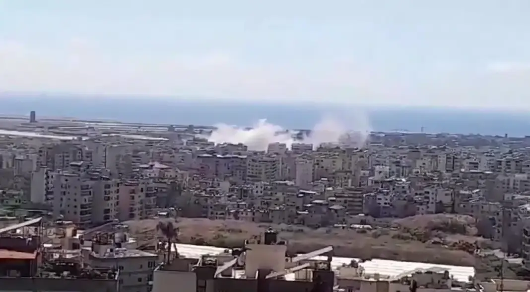 FOTOGRAFÍA. BARRIO DE DAHIEH (BEIRUT) LÍBANO, 07 DE JUNIO DE 2026. Israel ataca objetivos terroristas en Beirut tras sufrir ataque en el norte. Detalle de un lugar del impacto de un misil de precisión de las Fuerzas de Defensa de Israel (FDI) en el barrio de Dahieh, bastión del del grupo islamofascista Hezbolá, en Beirut, Líbano, este domingo, 7 de junio de 2026. Captura vídeo. Lasvocesdelpueblo (Ñ Pueblo)