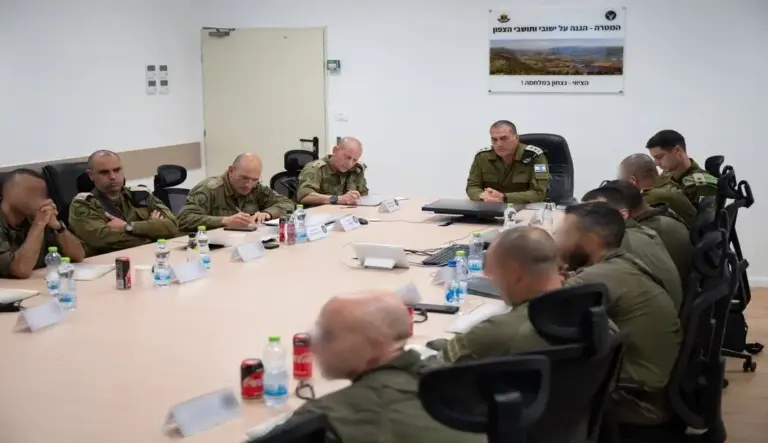 FOTOGRAFÍA. NORTE DE ISRAEL, 14 DE JUNIO DE 2026. Israel continuará golpeando a Hezbolá en el Líbano para protegerse. El jefe del Estado Mayor del Estado de Israel, el general Eyal Zamir (c fondo), ha mantenido hoy, domingo 14 de junio de 2026, una conversación con los comandantes de las divisiones y brigadas del Mando de la Región Norte. Lasvocesdelpueblo (Ñ Pueblo)