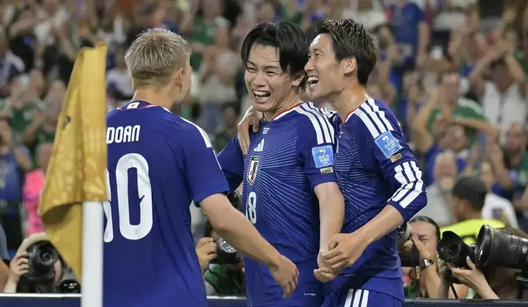 FOTOGRAFÍA. MONTERREY (MÉXICO), 20 DE JUNIO DE 2026. Japón golea por 4-0 a Túnez en Monterrey. Ayase Ueda (c) de Japón celebra su gol este sábado, durante un partido del grupo F del Mundial de la FIFA 2026 entre Túnez y Japón en el estadio BBVA en Monterrey (México). Efe