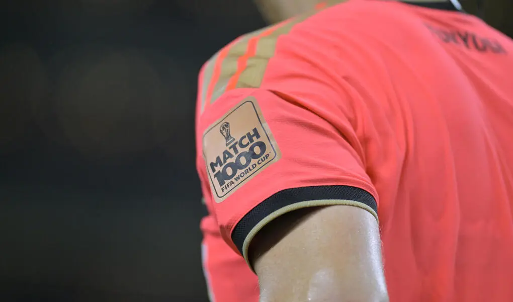 FOTOGRAFÍA. MONTERREY (MÉXICO), 20 DE JUNIO DE 2026. Japón golea por 4-0 a Túnez en Monterrey. Fotografía donde se ve un parche conmemorativo por los 1000 partidos en las Copas del Mundo en la camiseta del árbitro rumano Istvan Kovacs este sábado, durante un partido del grupo F del Mundial de la FIFA 2026 entre Túnez y Japón en el estadio BBVA en Monterrey (México). Efe