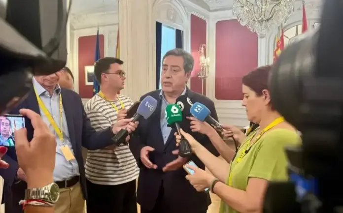José María Llanos Pitarch, VOX trae ahorro y prioridad nacional en los Presupuestos de Comunidad Valenciana FOTOGRAFÍA. VALENCIA (COMUNIDAD VALENCIANA) ESPAÑA, 29 DE MAYO DE 2026. VOX trae ahorro y prioridad nacional en los Presupuestos de Comunidad Valenciana. El Portavoz del Grupo Parlamentario de VOX en las Cortes Valencianas, José María Llanos Pitarch, atiende a los medios de comunicación sobre la actualidad política regional. Lasvocesdelpueblo (Ñ Pueblo)