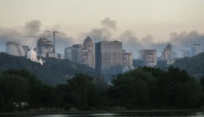 FOTOGRAFÍA. KIEV (UCRANIA), 02 DE JUNIO DE 2026. Rusia lanza esta uno de ataques más masivos de guerra en Ucrania. Detalle de columnas de humo en Kiev, capital de Ucrania, tras ataque masivos de Rusia. Efe