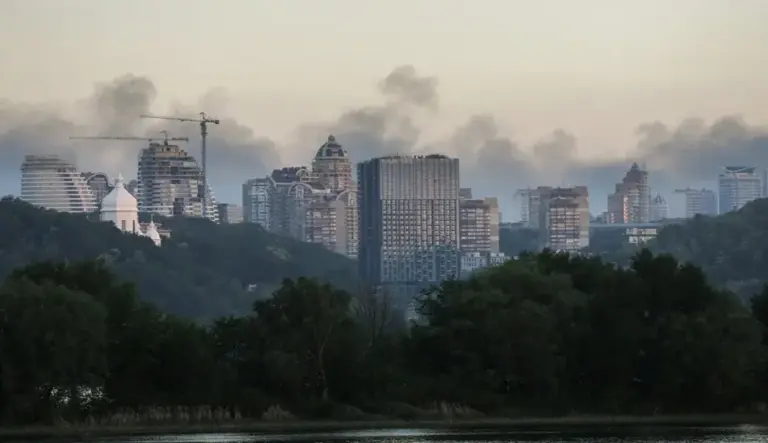 FOTOGRAFÍA. KIEV (UCRANIA), 02 DE JUNIO DE 2026. Rusia lanza esta uno de ataques más masivos de guerra en Ucrania. Detalle de columnas de humo en Kiev, capital de Ucrania, tras ataque masivos de Rusia. Efe