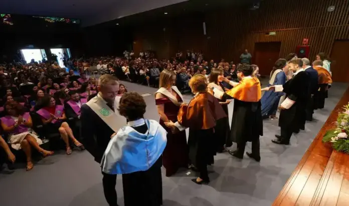 La UMEC reparte becas a sus estudiantes online y semipresenciales (1) FOTOGRAFÍA. VALLADOLID (CASTILLA Y LEÓN) ESPAÑA, 13 DE JUNIO DE 2026. UEMC: Estudiantes de titulaciones online y semipresenciales reciben becas. La Universidad Europea Miguel de Cervantes (UEMC) de Valladolid ha celebrado hoy el acto de imposición de becas de la Promoción 2026 de sus titulaciones online y semipresenciales, una ceremonia académica en la que participaron cerca de un centenar de estudiantes que culminan sus estudios de grado y máster universitario. Lasvocesdelpueblo (Ñ Pueblo)