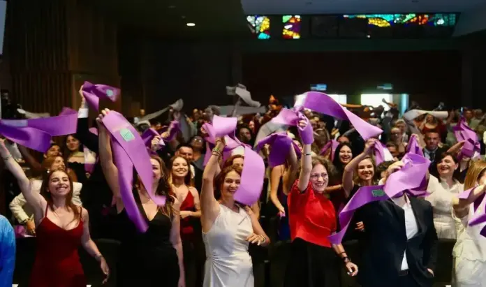 La UMEC reparte becas a sus estudiantes online y semipresenciales (2) FOTOGRAFÍA. VALLADOLID (CASTILLA Y LEÓN) ESPAÑA, 13 DE JUNIO DE 2026. UEMC: Estudiantes de titulaciones online y semipresenciales reciben becas. La Universidad Europea Miguel de Cervantes (UEMC) de Valladolid ha celebrado hoy el acto de imposición de becas de la Promoción 2026 de sus titulaciones online y semipresenciales, una ceremonia académica en la que participaron cerca de un centenar de estudiantes que culminan sus estudios de grado y máster universitario. Lasvocesdelpueblo (Ñ Pueblo)