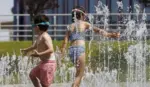 FOTOGRAFÍA. ZARAGOZA (ARAGÓN) ESPAÑA, 21 DE JUNIO DE 2026. La ola de calor azotará a España el lunes: 40-42 grados. Varios niños disfrutan en unas fuentes en Zaragoza, este domingo. Efe