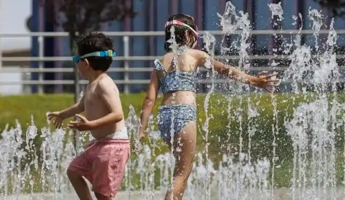 La ola de calor azotará a España el lunes 40-42 grados FOTOGRAFÍA. ZARAGOZA (ARAGÓN) ESPAÑA, 21 DE JUNIO DE 2026. La ola de calor azotará a España el lunes: 40-42 grados. Varios niños disfrutan en unas fuentes en Zaragoza, este domingo. Efe