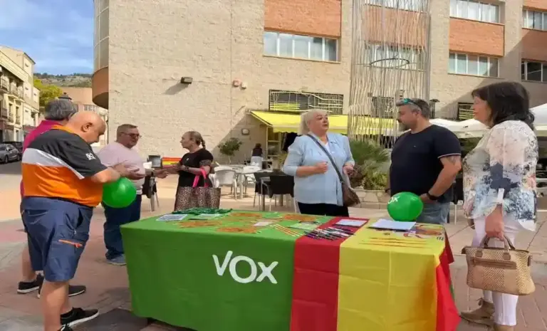 FOTOGRAFÍA. ONIL (ALICANTE) COMUNIDAD VALENCIANA (ESPAÑA), 28 DE JUNIO DE 2026. La patriota María Teresa Ramírez Jurado visita Onil. La diputada autonómica de VOX por Alicante, María Teresa Ramírez Jurado (Teresa Ramírez), ha encabezado este fin de semana una relevante jornada de trabajo en Onil con un objetivo claro: unir lazos con el tejido productivo local y sentar las bases para crear una sólida red de colaboración con los empresarios colivencos. Lasvocesdelpueblo (Ñ Pueblo)