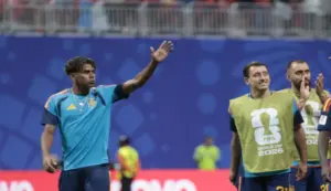 FOTOGRAFÍA. ATLANTA (ESTADO DE GEORGIA) ESTADOS UNIDOS DE AMÉRICA, EEUU, 21 DE JUNIO DE 2026. Lamine Yamal: Estoy con España. Los jugadores de la selección española Lamine Yamal (i) y Mikel Oyarzábal, al final del partido del Mundial 2026 entre España y Arabia Saudí, con victoria 4-0 este domingo en Atlanta. Efe