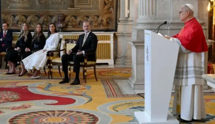 FOTOGRAFÍA. MADRID (ESPAÑA), 06 DE JUNIO DE 2026. Este sábado, 6 de junio, en el marco de su viaje apostólico a España, el 4º de su pontificado, en su primer discurso en Madrid ante las autoridades, los representantes de la sociedad civil y el cuerpo diplomático, celebrado en el Palacio Real de la capital, el Papa Robert Francis Prevost (Papa León XIV) destacó las raíces cristianas de España, el legado de Teresa de Ávila, Juan de la Cruz e Ignacio de Loyola, e invitó a apostar por el diálogo y a abandonar las divisiones y la polarización. Lasvocesdelpueblo (Ñ Pueblo)