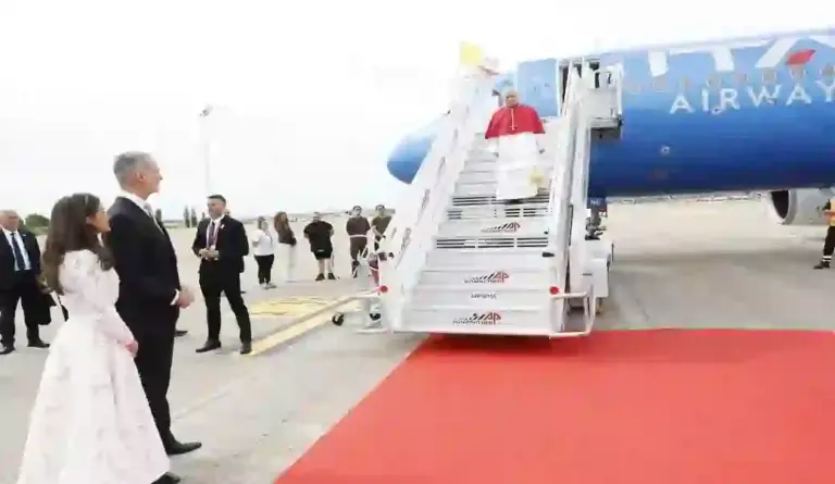 FOTOGRAFÍA. MADRID (ESPAÑA), 06 DE JUNIO DE 2026. Los reyes de España, el rey Felipe Juan Pablo Alfonso de Todos los Santos de Borbón y Grecia (Felipe VI) y la reina Letizia Ortiz Rocasolano, recibieron en el Aeropuerto Adolfo Suárez Madrid-Barajas al Papa Robert Francis Prevost (Papa León XIV), al inicio de la visita apostólica que el santo Padre realiza a España. Lasvocesdelpueblo (Ñ Pueblo)