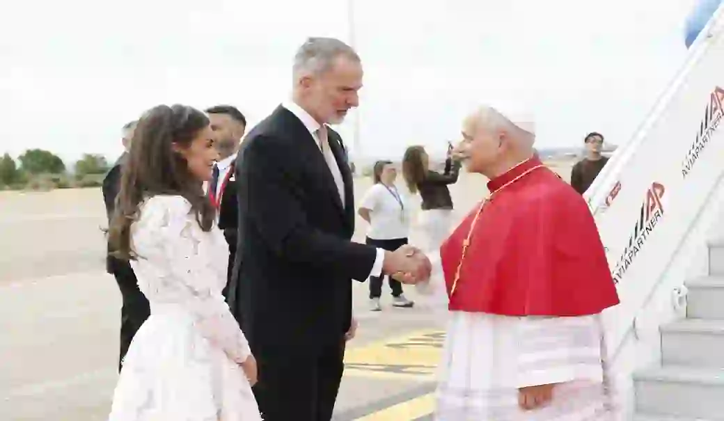 FOTOGRAFÍA. MADRID (ESPAÑA), 06 DE JUNIO DE 2026. Los reyes de España, el rey Felipe Juan Pablo Alfonso de Todos los Santos de Borbón y Grecia (Felipe VI) y la reina Letizia Ortiz Rocasolano, recibieron en el Aeropuerto Adolfo Suárez Madrid-Barajas al Papa Robert Francis Prevost (Papa León XIV), al inicio de la visita apostólica que el santo Padre realiza a España. Lasvocesdelpueblo (Ñ Pueblo)