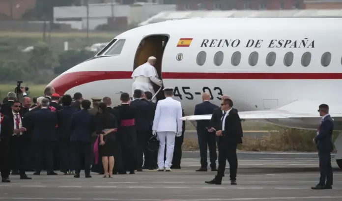 FOTOGRAFÍA. LA LAGUNA (TENERIFE) ISLAS CANARIAS (ESPAÑA), 12 DE JUNIO DE 2026. León XIV, obligado a regresar al Vaticano a bordo de un Falcon español. El papa Robert Francis Prevost (Papa León XIV) sube al Falcon cedido por el rey Felipe Juan Pablo Alfonso de Todos los Santos de Borbón y Grecia (Felipe VI) que lleva al pontífice de regreso a Roma, tras la avería que ha sufrido el avión de Iberia que lo iba a trasladar. Efe